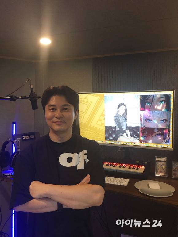 류기덕 아이로믹스 대표와 그가 제작 중인 버추얼 아이돌 이미지. [사진=문영수 기자]