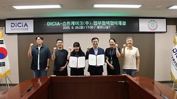 '약한영웅2' 제작사 쇼트케이크와 협약체결 후 기념 사진을 촬영하고 있다 [사진=대전정보문화산업진흥원 ]