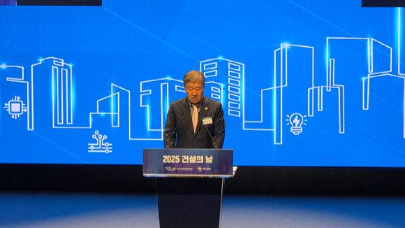 한승구 대한건설단체총연합회 회장이 27일 건설의 날 행사에서 축사를 하고 있다. [사진=이수현 기자]