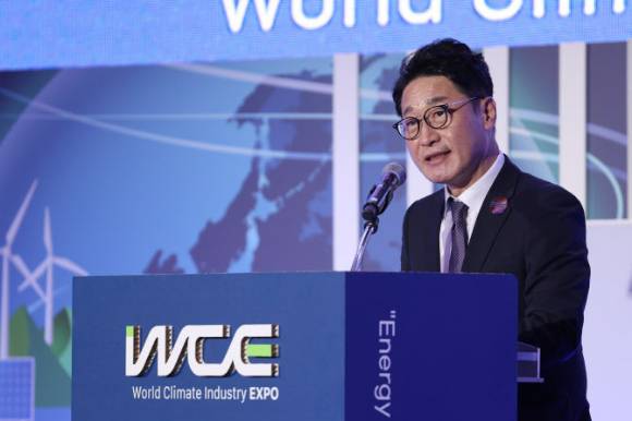 이호현 산업통상자원부 제2차관이 27일 부산 벡스코에서 열린 한-국제에너지기구(IEA) 포럼에서 발표하고 있다. [사진=산업통상자원부]