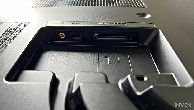 ▲ 헤드폰 단자 / USB-C 타입 단자 / 원 커넥트 단자