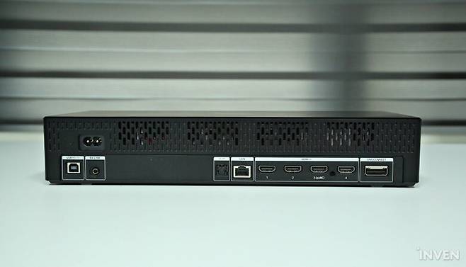 ▲ 후면에 위치한 단자들. 일반 모니터 후면 패널이라고 생각하면 되겠습니다