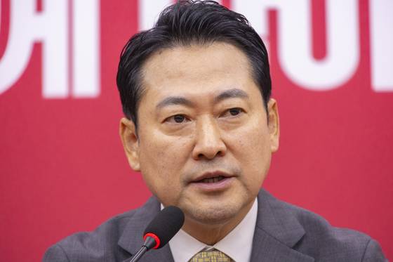 장동혁 국민의힘 신임 대표가 26일 기자회견에서 향후 당 운영 계획을 묻는 질문에 답하고 있다. 연합뉴스