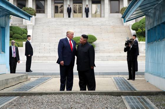 2019년 6월 30일 열린 판문점 북·미 정상회담에서 도널드 트럼프 미국 대통령과 김정은 북한 국무위원장이 이야기하고 있다. 청와대사진기자단