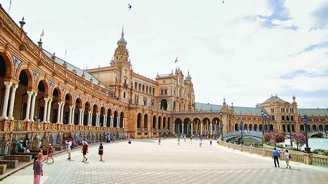 스페인 광장. 스페인에서 가장 아름다운 광장 중 하나로 1929년 박람회장으로 만들어진 이후 세비야의 상징이 됐다.