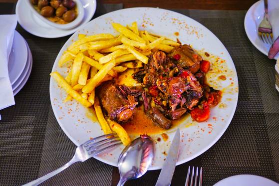 소꼬리로 만든 '라보 데 토로'. 오랜 시간 천천히 익혀 고기가 매우 부드럽고 진한 풍기가 있다.