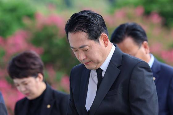 장동혁 국민의힘 신임 대표와 당 지도부가 27일 오전 서울 동작구 국립서울현충원 현충탑을 찾아 참배하고 있다. 뉴스1