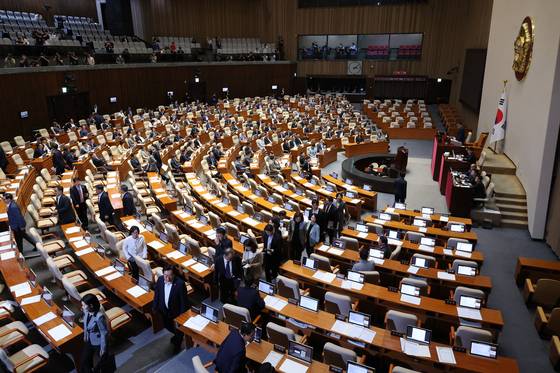 27일 국회 본회의에서 국가인권위원회 위원(이상현, 우인식) 선출안이 부결되자 국민의힘 의원들이 항의하며 퇴장하고 있다. 연합뉴스