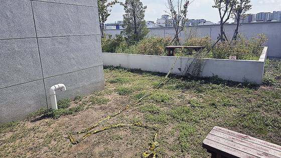 지난 26일 오후 9시 30분쯤 세모녀 추락 사건이 발생한 서울 강서구의 한 오피스텔 옥상. 연합뉴스