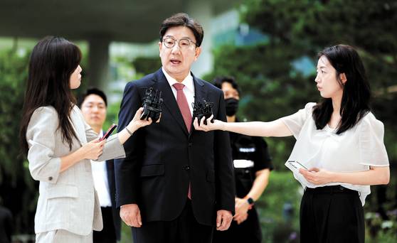 권성동 국민의힘 의원이 통일교 청탁 의혹과 관련해 27일 서울 종로구 김건희특검팀에 피의자 신분으로 조사를 받기 위해 출석하고 있다. 뉴시스