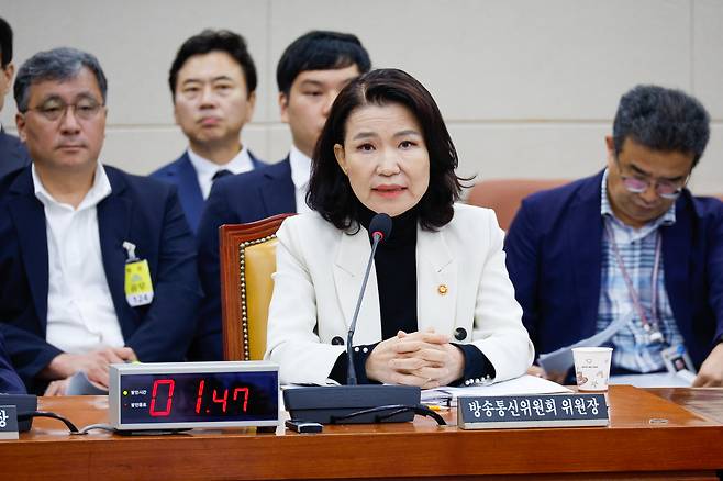 이진숙 방송통신위원장이 지난 26일 서울 여의도 국회에서 열린 과학기술정보방송통신위원회 제428회국회(임시회) 제2차 전체회의에 출석해 의원 질의에 답하고 있다. 뉴스1