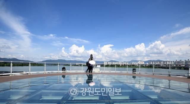 ▲ 27일 강원 춘천시 소양강스카이워크에서 관광객들이 더위가 무색하도록 파랗게 펼쳐진 하늘을 보고 있다. 방도겸 기자