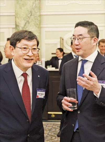 (4) 구광모 LG그룹 회장(오른쪽)과 허태수 GS그룹 회장이 얘기하고 있다. 연합뉴스
