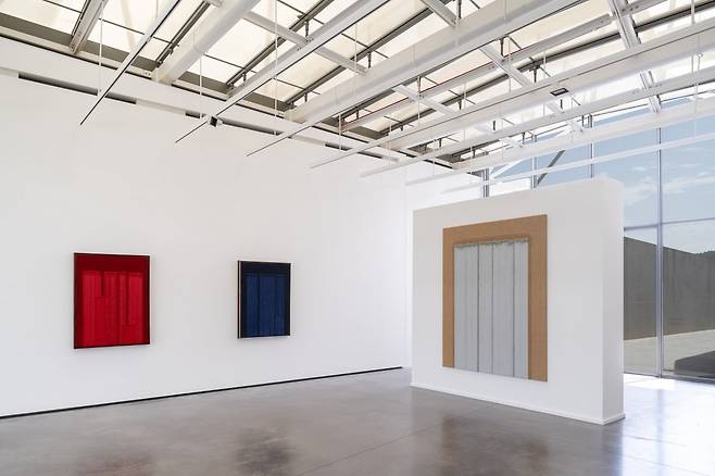 하종현 개인전 《빛을 색으로》 전시전경 / 사진. ⓒ Stéphane Aboudaram, 제공. 국제갤러리