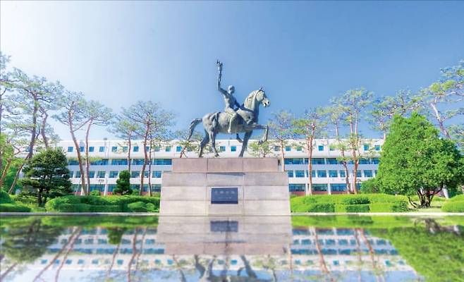 아주대의 상징물인 ‘선구자상’. /아주대 제공
