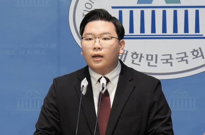 학생인권조례 폐지 촉구 기자회견을 진행하는 오영택 당시 서울시당 대학생위원장