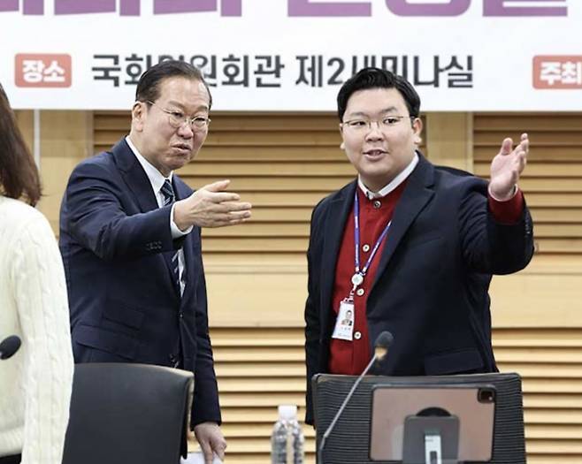 지난 4월 1일 열린 여의도연구원 청년정책토론회에 참석한 권영세 비대위원장이 오영택 비서관과 대화하고 있다.