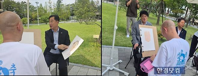 27일 국회 소통관 앞에서 캐리커쳐를 받고있는 김준혁의원(왼), 박주민 의원(오)/사진=유지희 기자