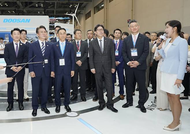 27일 ‘기후산업국제박람회’ 두산 부스에 주요 인사들이 방문해 두산그룹의 에너지 솔루션 기술을 살펴보고 있다. 이호현 산업통상자원부 2차관, 김민석 국무총리, 정연인 두산에너빌리티 부회장, 박형준 부산광역시장, 추형욱 SK이노베이션 대표. 사진=두산