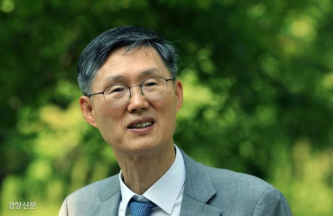 지난 19일 부산시민공원에서 경향신문과 만난 문형배 전 헌법재판소장 권한대행은 더불어민주당이 추진하는 ‘사법개혁법’에 대해 “국회는 대법원과 총론은 물론 각론까지 충분히 논의해야 한다”고 강조했다. 그는 “지금 사법부 판결이 마음에 안 들어 국회가 입법권을 행사한다는 것 아니냐”며 “헌법이 정한 삼권분립 원칙을 깨고 어느 기관이 권력을 독점할 때 문제가 있을 수 있다”고 말했다. 서성일 선임기자