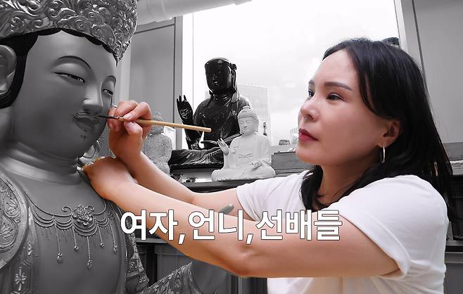 김도래 문화재 수리 기술자가 19일 경기 화성시 작업실에서 불상 복원 작업을 하고 있다. 정지윤 선임기자