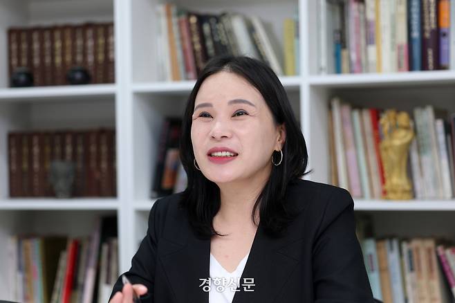 김도래 문화재 수리 기술자가 19일 경기 화성시 작업실에서 경향신문과 인터뷰하고 있다.정지윤 선임기자