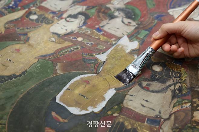 김도래 문화재 수리 기술자가 복원하고 있는 불화. 정지윤 선임기자