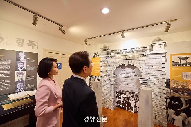 이재명 대통령과 김혜경 여사가 26일(현지시간) 미국 필라델피아에 있는 서재필 기념관을 방문하고 있다. 김창길 기자