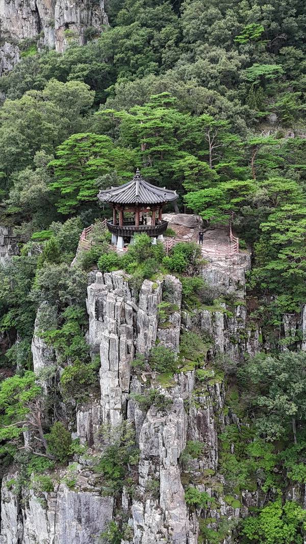 2015년 천길 벼랑 위에 세워진 선일대 정자.