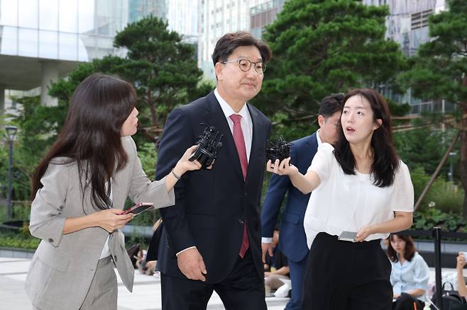 권성동 국민의힘 의원이 27일 서울 종로구 KT광화문빌딩에 마련된 김건희 여사 관련 의혹을 수사하는 민중기 특별검사팀 사무실에 피의자 신분으로 출석하고 있다. 연합뉴스 &nbsp;