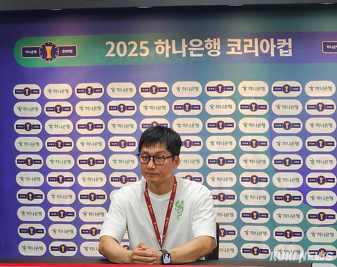 이정효 광주FC 감독이 27일 부천종합운동장에서 열린 부천과의 2025 하나은행 코리아컵 준결승 2차전이 끝난 뒤 기자회견에 참석하고 있다. 송한석 기자