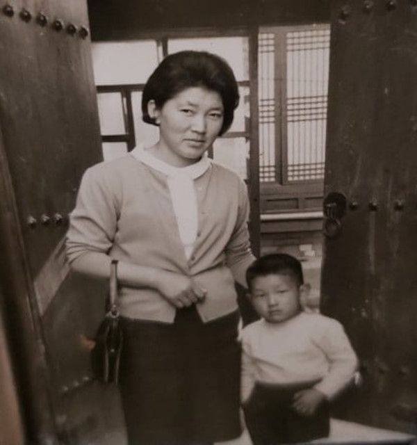 뮤지션 지노박이 5살이던 1964년 서울 중구 자택에서 어머니와 함께 찍은 사진. 지노박 제공