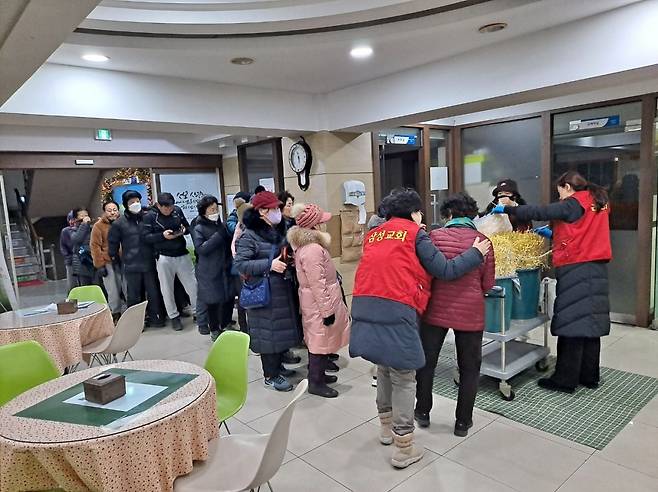 부산 삼성교회는 화요일마다 새벽기도를 마치고 콩나물 사역을 펼치고 있다. 사진은 콩나물 나눔 모습. 교회 제공