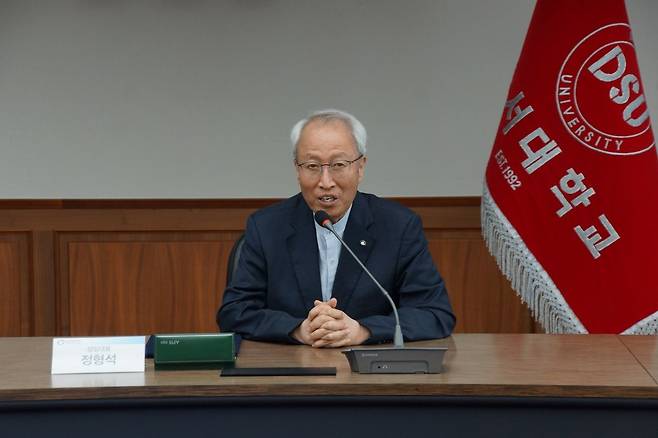 정형석 밀알복지재단 상임대표가 동서대와 업무협약에 앞서 인사말을 하고 있다. 정 상임대표는 “동서대학교와 협력하게 돼 매우 기쁘다. 동서대가 도와주신다면 이 사업에 큰 힘이 될 것”이라고 말했다.