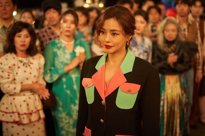 넷플릭스 시리즈 ‘애마’의 주연 배우 이하늬. 최근 출산해 두 아이의 엄마가 된 그는 “일과 육아를 병행하는 것에 대한 고민이 많지만 양쪽의 균형을 잘 맞춰 나가려 한다. 지혜와 단단함이 필요한 시점”이라고 말했다. 넷플릭스 제공