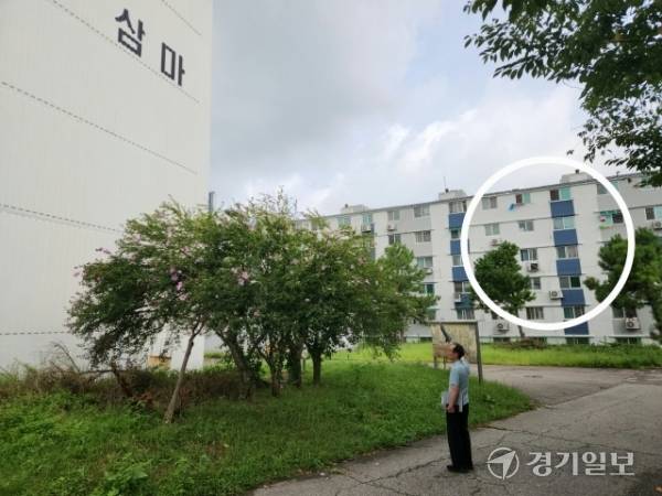 26일 오전 인천 부평구 부개동 9차동원아파트(오른쪽 원) 주민 대표 채형기씨가 재건축 예정인 삼마아파트를 가리키고 있다. 황남건기자