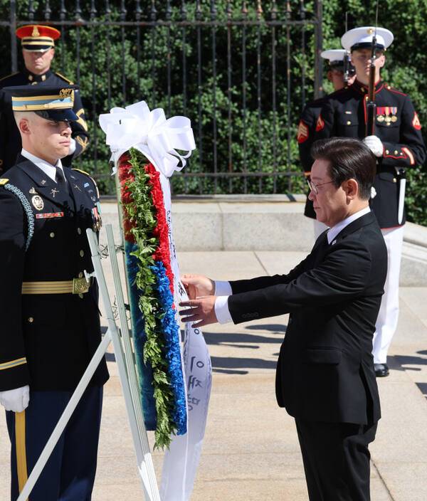 한미정상회담 참석차 미국 워싱턴DC를 방문 중인 이재명 대통령이 26일(현지시간) 워싱턴DC 인근 알링턴 국립묘지 무명용사탑을 찾아 헌화하고 있다. 연합뉴스