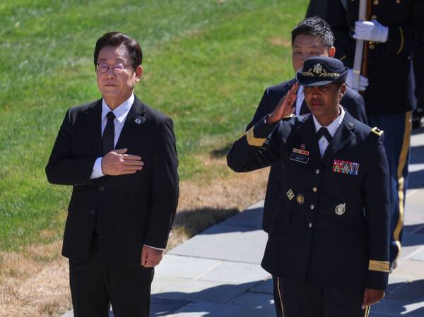 한미정상회담 참석차 미국 워싱턴DC를 방문 중인 이재명 대통령이 26일(현지시간) 워싱턴DC 인근 알링턴 국립묘지에서 무명용사탑을 참배하기 위해 이동하며 국기에 경례하고 있다. 연합뉴스