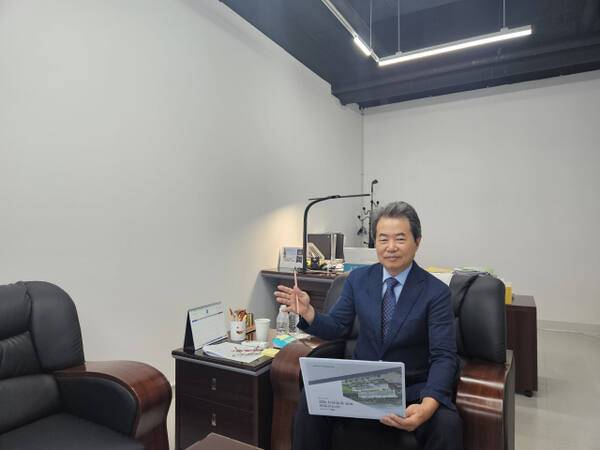 강병직 수원덕산병원 이사장이 27일 경기일보와의 인터뷰를 진행하고 있다.