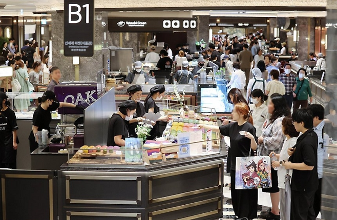 26일 서울 서초구 신세계백화점 강남점 지하1층에 새로 오픈한 프리미엄 델리 전문관에 방문객들이 음식을 구매하고 있다. 이곳에서는 아시안·한식·양식 등 다양한 분야의 요리를 고급 레스토랑 수준으로 포장 판매한다.