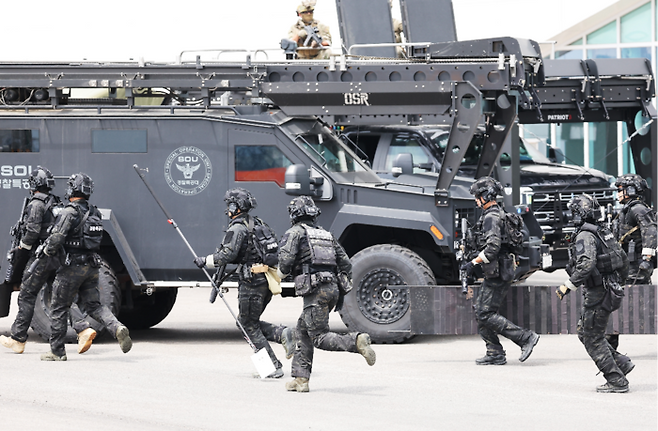 지난 6월 19일 경기도 평택시 포승읍 평택당진항 국제여객터미널에서 인질·화학 테러 상황을 가정한 대테러 관계기관 합동훈련이 진행되고 있다. [사진 = 연합뉴스]