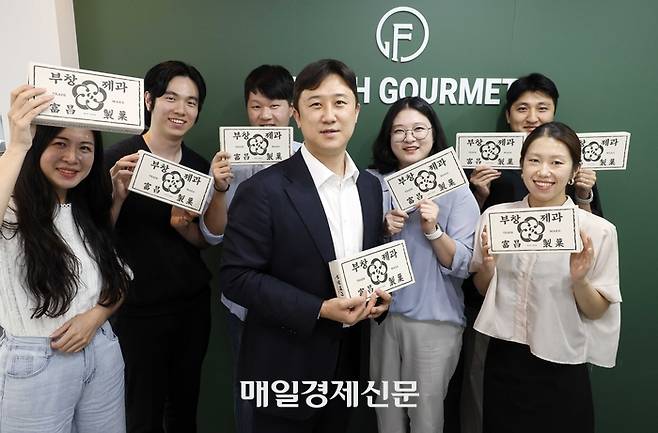 이경원 FG 대표(가운데)가 서울 성동구 본사에서 자사의 디저트 브랜드인 부창제과의 호두과자를 소개하고 있다. [김호영 기자]
