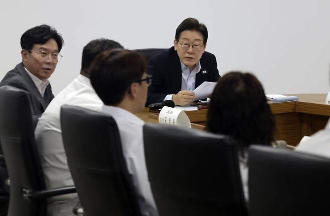 이재명 대통령이 25일 경기 시흥시 SPC 삼립 시화공장에서 열린 산업재해 근절 현장 노사간담회에서 SPC 삼립 직원의 발언을 듣고 있다. 이 대통령 왼쪽은 김영훈 고용노동부 장관. [사진 = 연합뉴스]