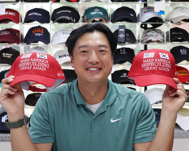 심기대 모자팩토리 대표가 서울 중구 본사에서 직접 제작한 ‘마스가(MASGA) 모자’를 소개하고 있다. 이충우 기자