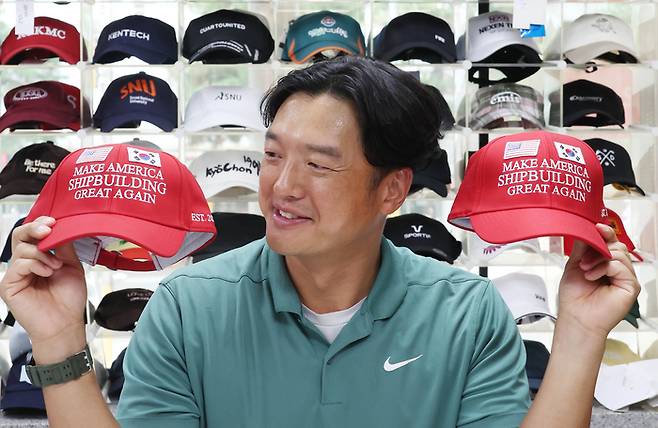 심기대 모자팩토리 대표가 서울 중구 본사에서 직접 제작한 ‘마스가(MASGA) 모자’를 소개하고 있다. 이충우 기자