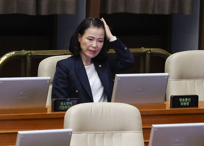 이진숙 방송통신위원장이 지난 21일 방송문화진흥회법 일부개정법률안 표결을 앞둔 서울 여의도 국회 본회의장에 참석해 있다. [사진 출처 = 연합뉴스]