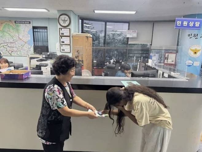 부산에서 대학교 등록금을 분실한 외국인 유학생이 시민의 도움으로 불과 몇 시간 만에 돈을 되찾았다. [사진 = 부산 남부경찰서]
