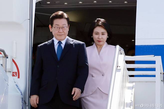 [필라델피아=뉴시스] 고범준 기자 = 이재명 대통령과 김혜경 여사가 26일(현지 시간) 필라델피아 국제공항에 도착해 공군1호기에서 내리고 있다. 2025.08.27. bjko@newsis.com /사진=