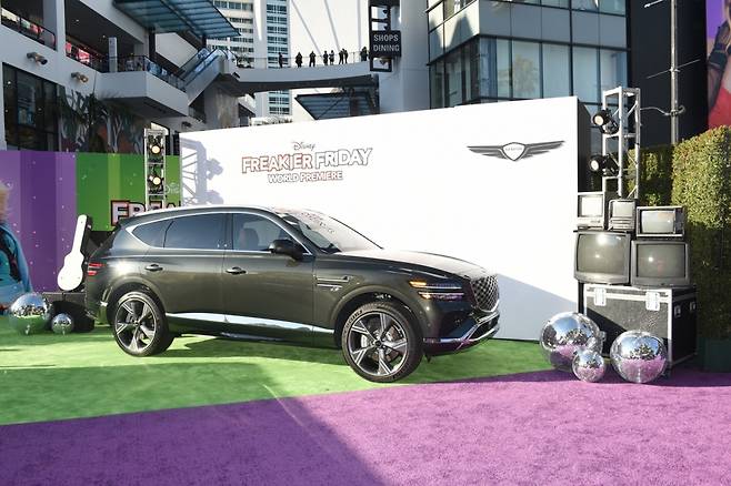 영화 '프리키 프라이데이 2'의 주인공인 애나(린제이 로한 분)가 운전하는 GV80./사진=제네시스