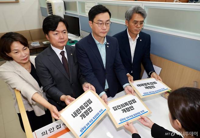 [서울=뉴시스] 김금보 기자 = 더불어민주당 3대특검대응특위 위원들이 26일 서울 여의도 국회에서 3대 특검법 개정안을 제출하고 있다. 2025.08.26. kgb@newsis.com /사진=김금보